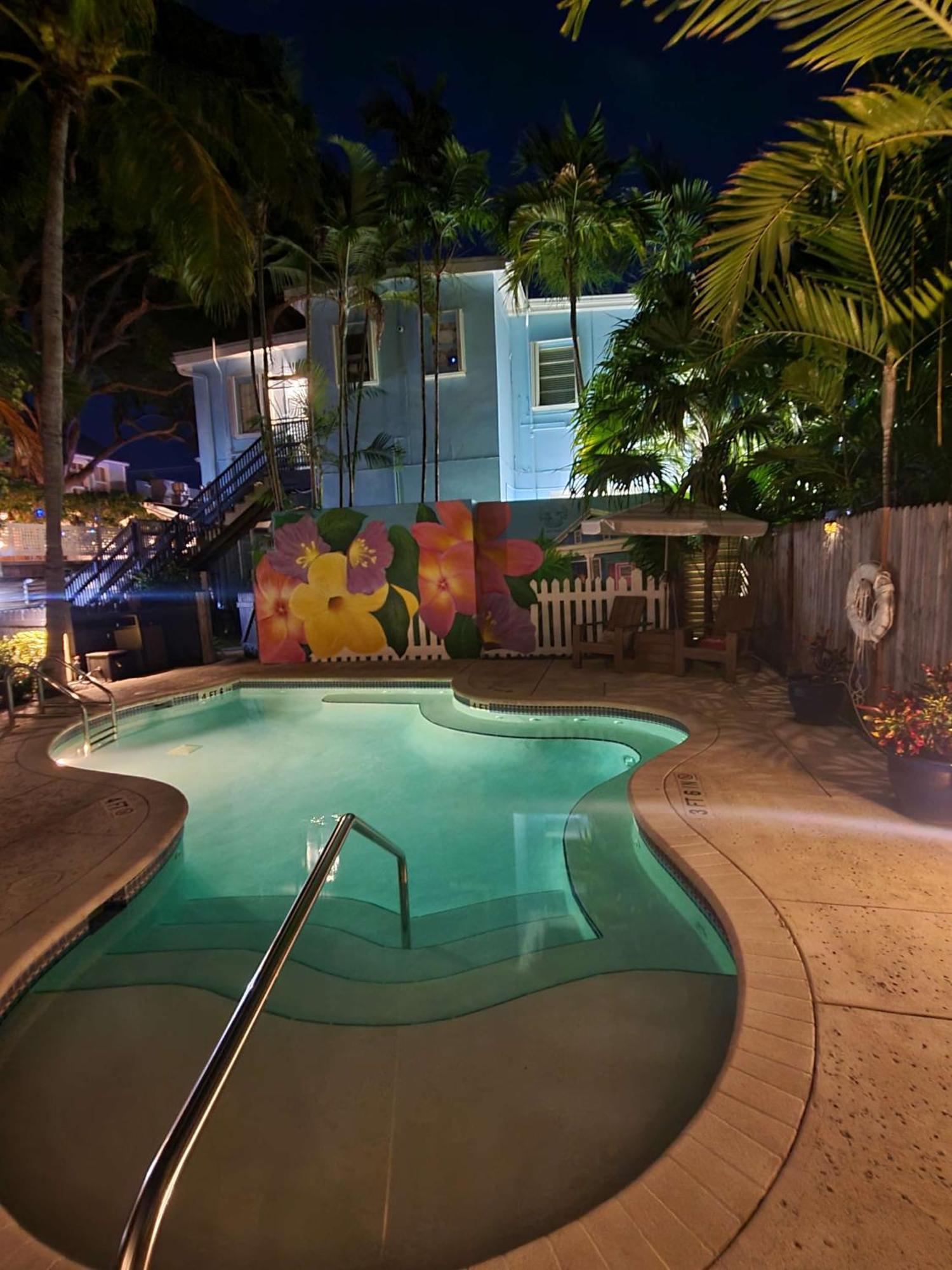 Duval Street Suite With Pool キーウェスト エクステリア 写真